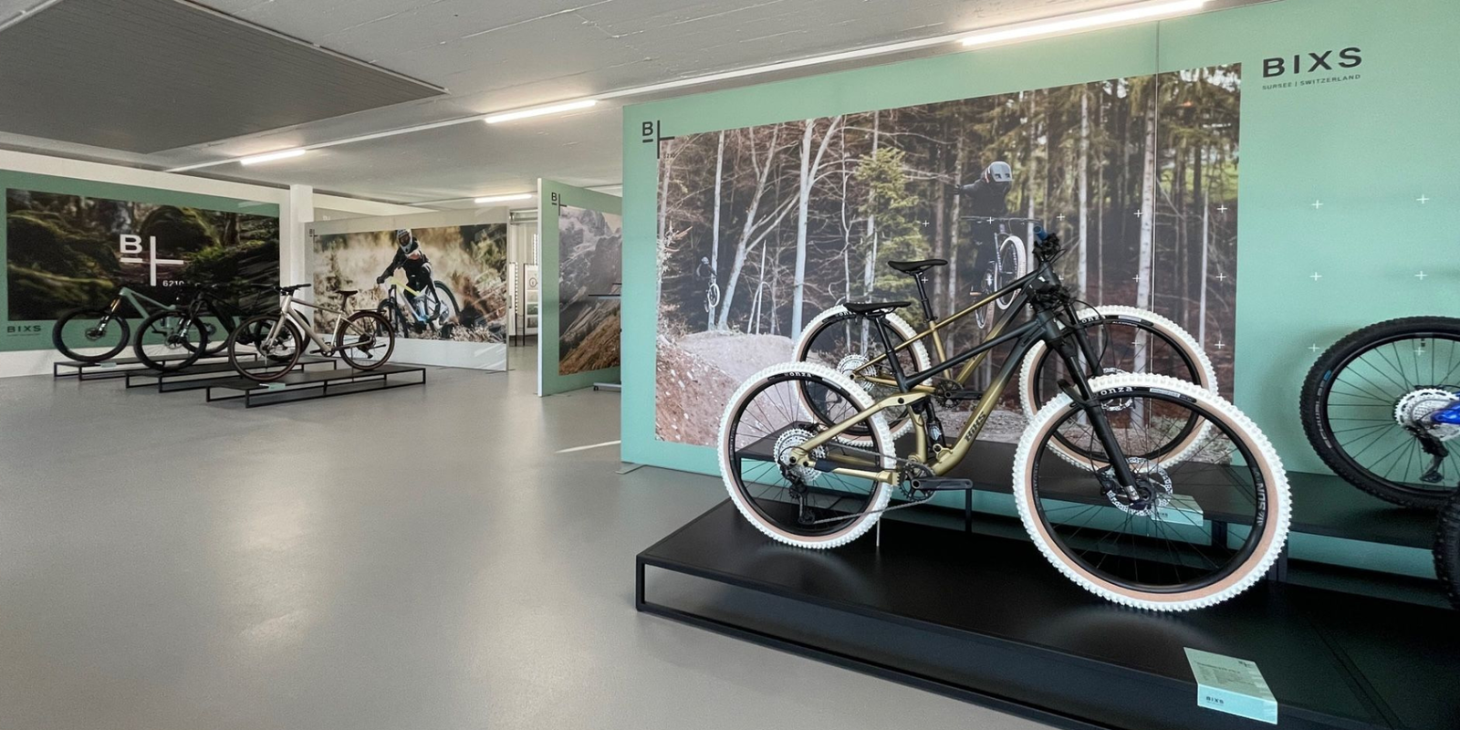 Im neuen Bixs Bikes Store in der Schweiz, sind die Bikes das Highlight, Umgestaltung durch Schemberg Ladenbau.