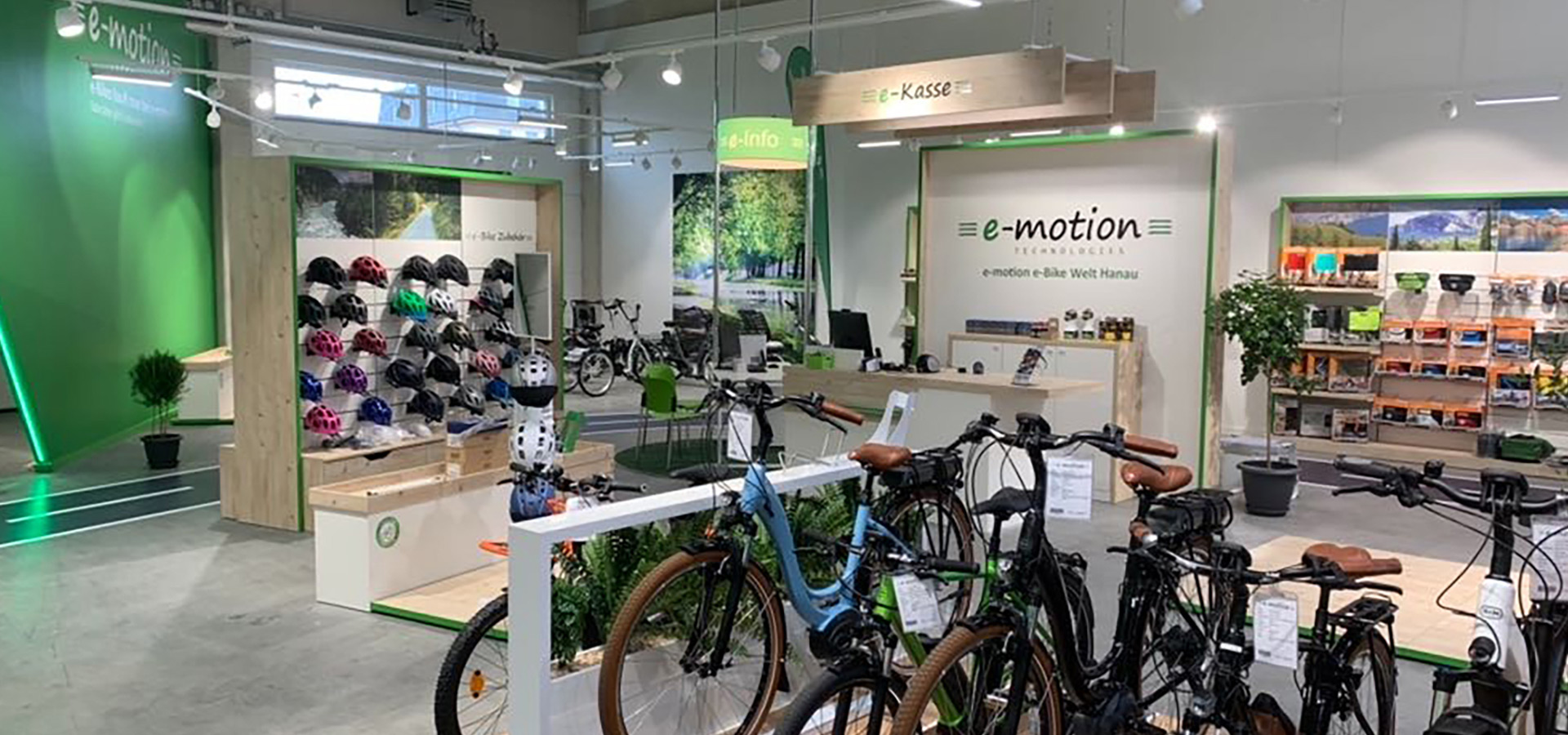 Neuer Verkaufsraum für e-Motion in Hanau mit Fahrradpodesten und Zubehörrückwänden realisiert von Schemberg Ladenbau